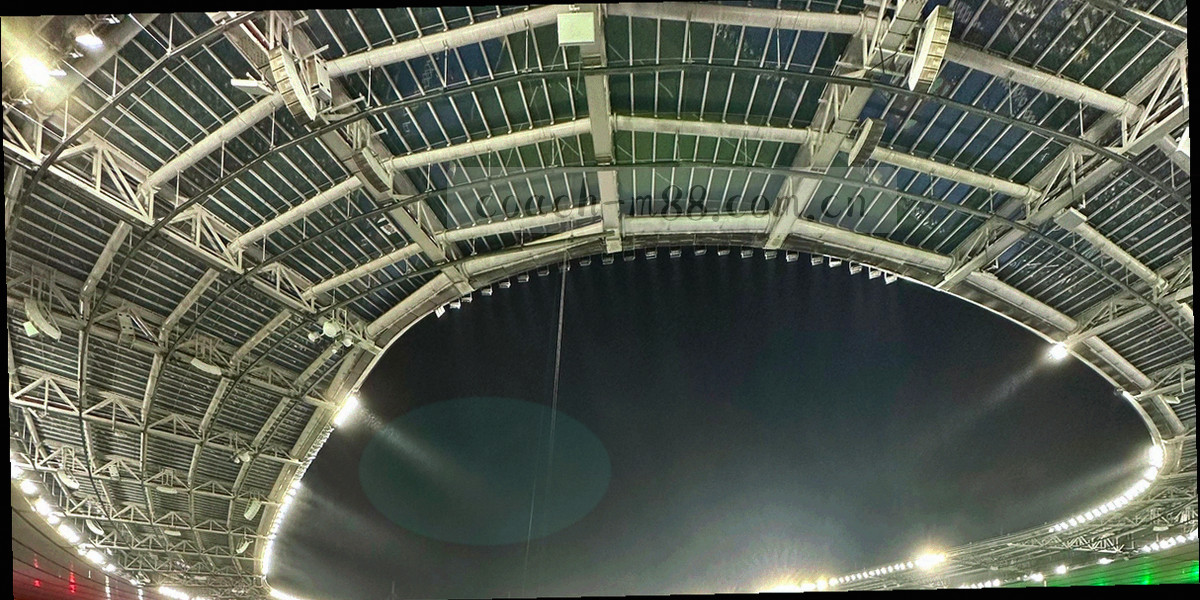 替补席远景剪影与场地灯光，画面不出现可辨认面孔